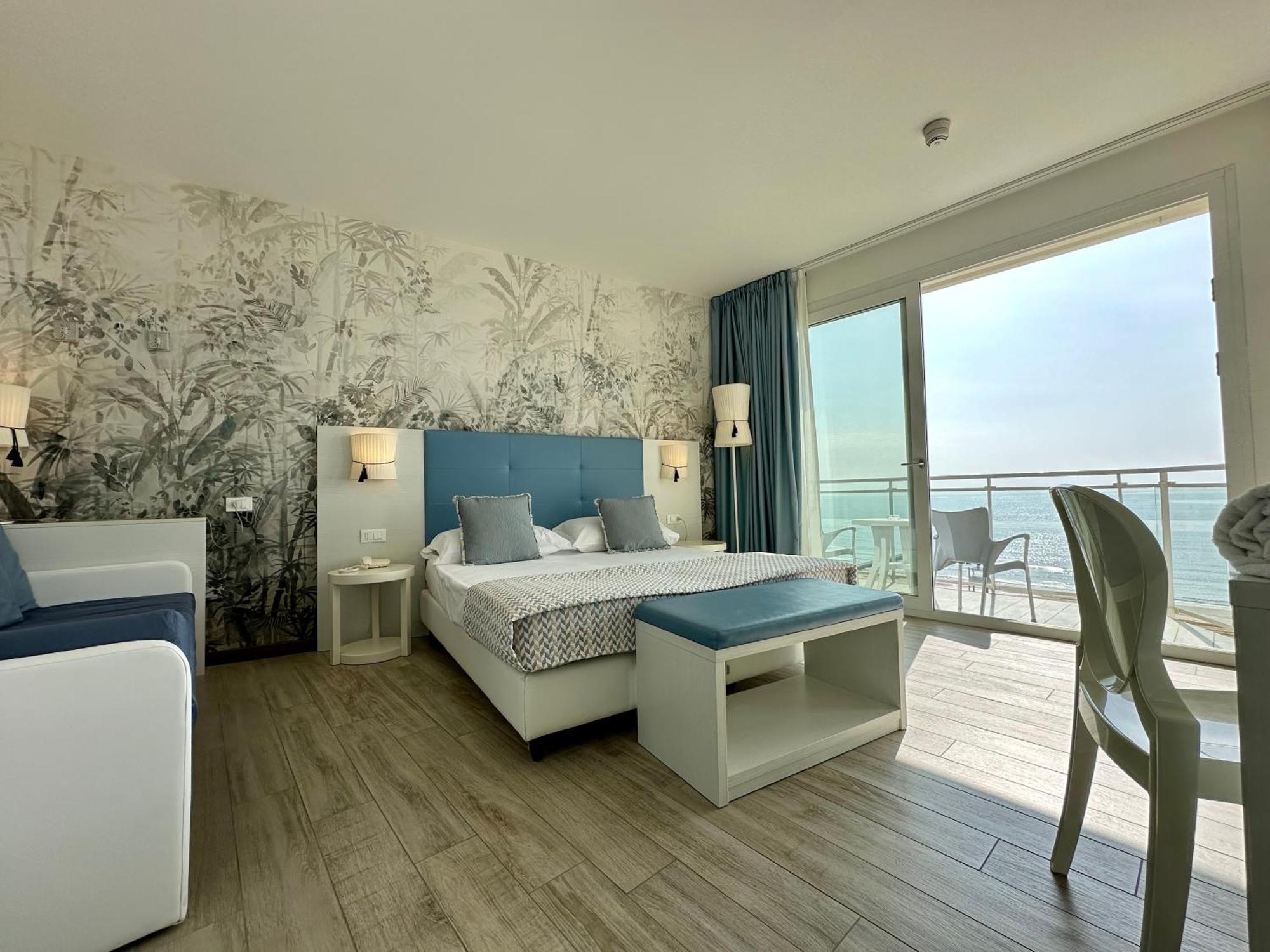 Camera Tripla Deluxe con Terrazza e Vista Mare Frontale
